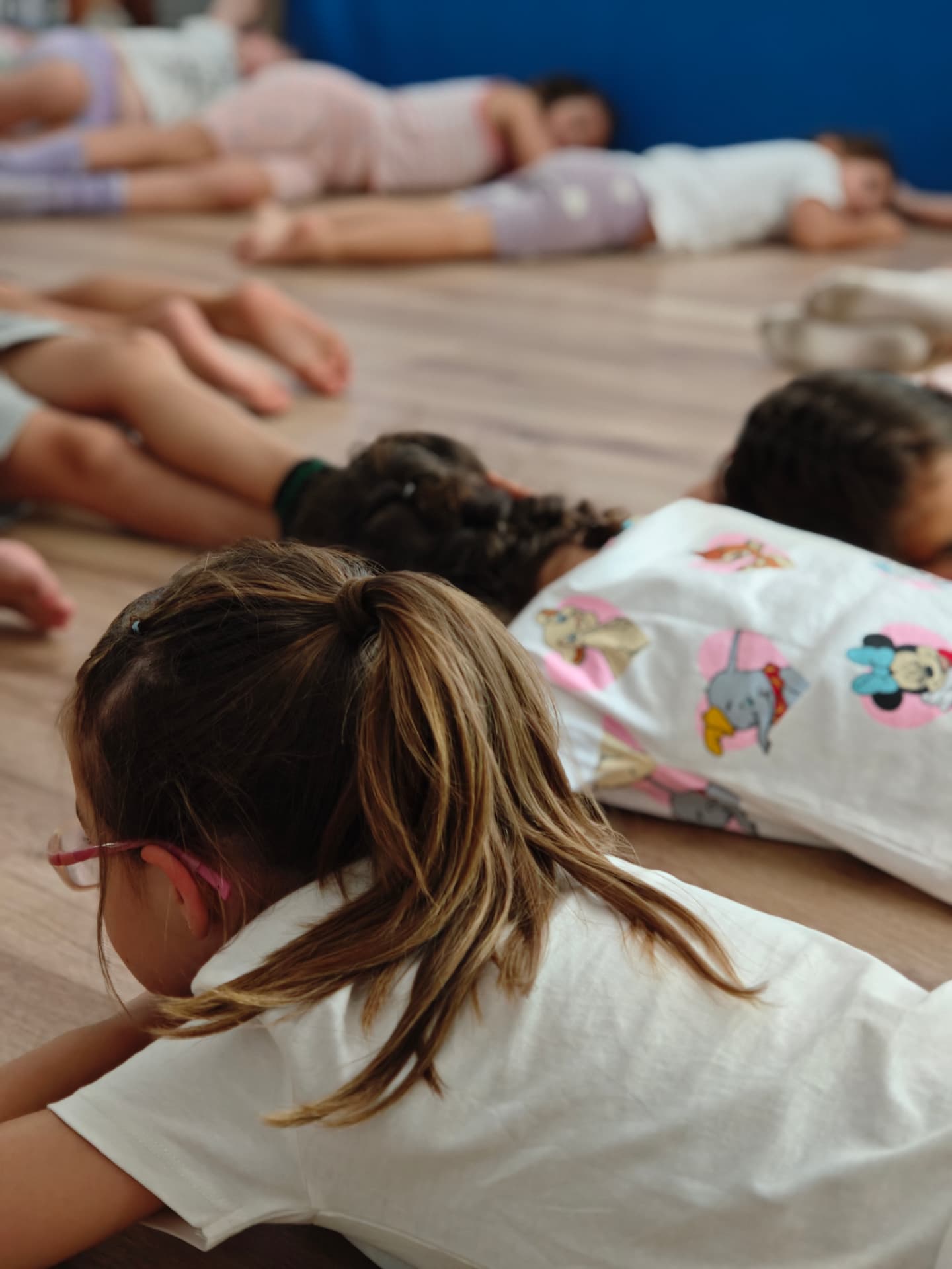 Niños tumbados tranquilamente en el suelo durante un momento de calma, luz natural
